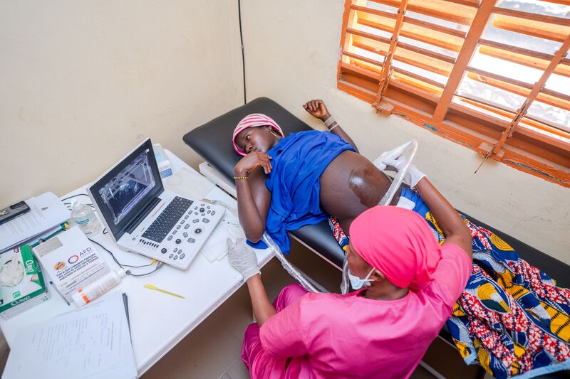 Révolution dans les soins maternels en Guinée : Les Échographes Mobiles